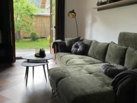 Wohnzimmer mit Zugang in den Garten