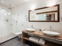 Alpin Juniorsuite Badezimmer mit Dusche