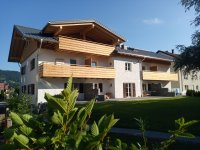 Hausansicht mit Garten