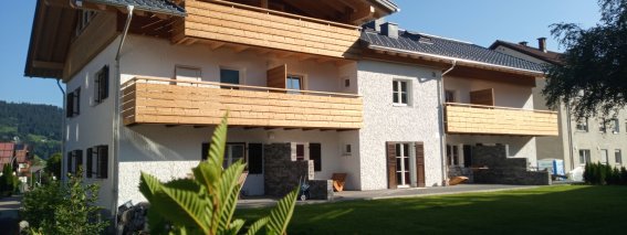 Hausansicht mit Garten
