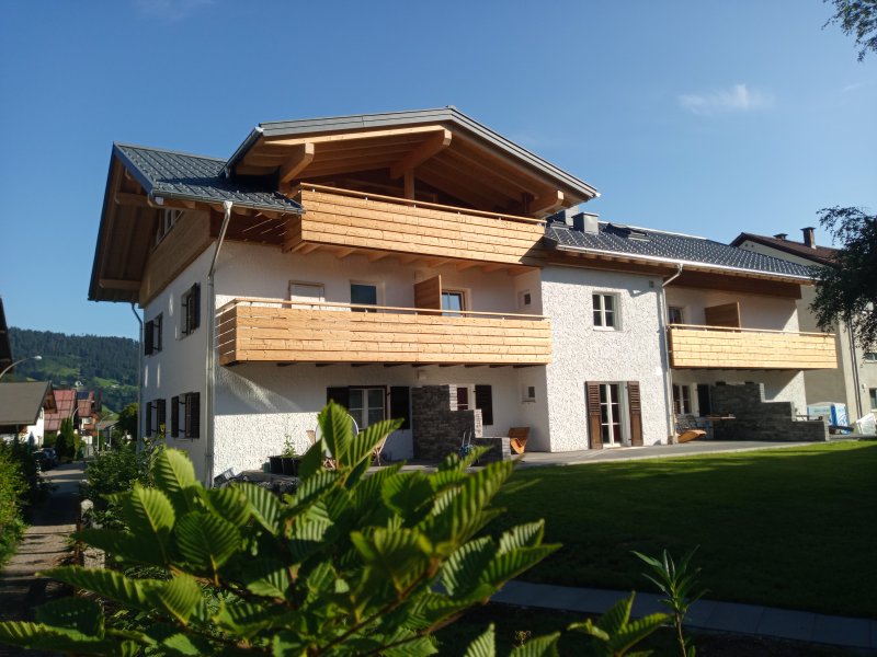 Hausansicht mit Garten