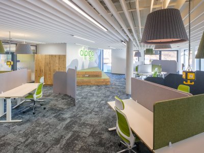 In unserem modernen Coworking Space arbeitest Du in stilvollem Ambiente – mit klarer Gestaltung, durchdachtem Design und einer Atmosphäre, die inspiriert.