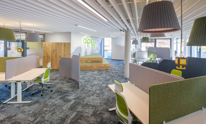 In unserem modernen Coworking Space arbeitest Du in stilvollem Ambiente – mit klarer Gestaltung, durchdachtem Design und einer Atmosphäre, die inspiriert.