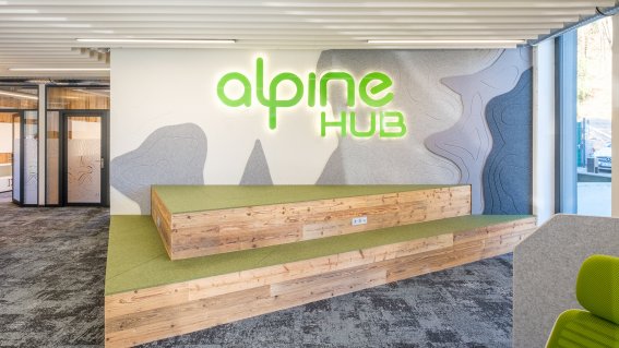 Ob auf der Treppe, am Schreibtischim Coworking Bereuch oder im Einzelbüro. Im Alpine Hub suchst Du Dir Deinen Platz aus.
