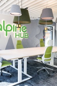 Du suchst einen Meetingraum in Oberstdorf? Im Alpine Hub steht Dir ein großer Raum für Besprechungen, Workshops und Präsentationen zur Verfügung.