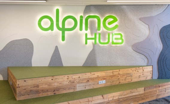 Coworking neu gedacht im Allgäu.
Modern, flexibel und perfekt ausgestattet – Dein neuer Arbeitsplatz wartet auf Dich.