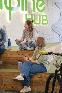 Im Alpine Hub teilst Du das Büro mit anderen Freelancern und kannst Dich auf unserer Treppe oder in der Lounge mit Ihnen austauschen.