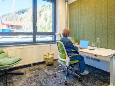 So sieht Dein idealer Freelancer-Arbeitsplatz im Alpine Hub aus: stilvoll, durchdacht und bereit für neue Ideen.