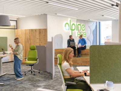 Im Open Workspace erwartet Dich ein heller, moderner Arbeitsplatz mit viel Raum für konzentriertes Arbeiten und spontanen Austausch. Ideal für alle, die flexibel und inspiriert arbeiten möchten.