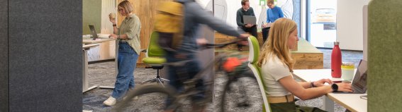 Auf der Suche nach einem Coworking-Platz? Dann buch Dir Deinen Platz im Alpine Hub – flexibel, modern und mitten in den Bergen.