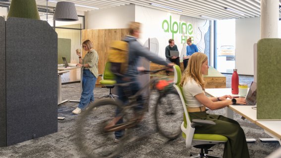 Auf der Suche nach einem Coworking-Platz? Dann buch Dir Deinen Platz im Alpine Hub – flexibel, modern und mitten in den Bergen.