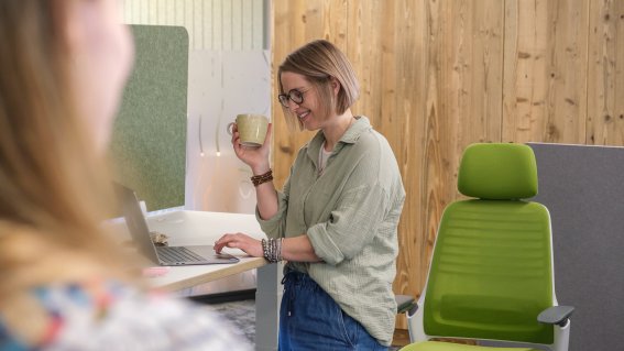 Gemeinsam mit anderen Freelancern im Shared Office zusammen arbeiten. Dabei entstehen neue Impulse, spannende Gespräche und echte Zusammenarbeit.