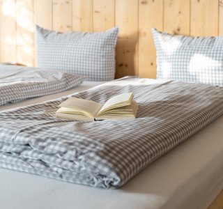 Alps Hostel Bett mit aufgeschlagenem Buch