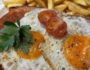 Leberkäs mit Pommes und Spiegelei