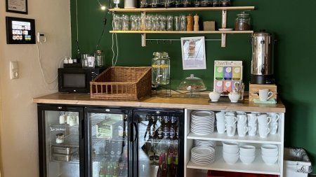 Lounge mit Karma Bar im Alps Hostel