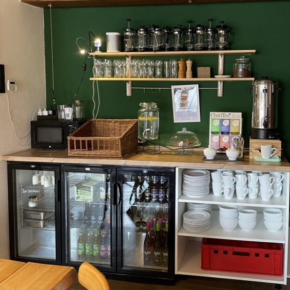 Lounge mit Karma Bar im Alps Hostel