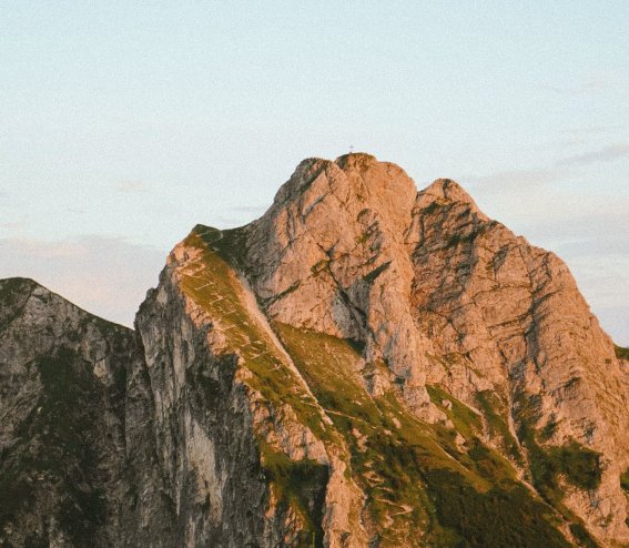 Ansicht des Aufstiegs vom Aggenstein von der Ostlerhütte aus bei Abenddämmerung