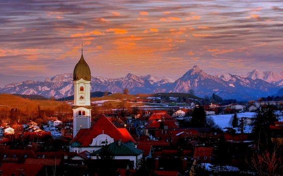 Nesselwang im Winter beim Sonnenuntergang