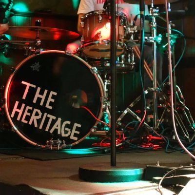 Schlagzeug hat den Namen der Band 