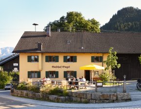 Außenansicht Seite Sommer halb