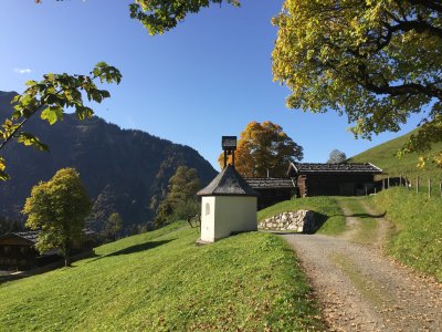 Unsere Wanderempfehlung: von der Mumme Stube (Einkehrmöglichkeit) durch den wildromantischen Hölltobel nach Gerstruben wandern, dort einkehren und über den Rautweg wieder ins Trettachtal hinabsteigen.