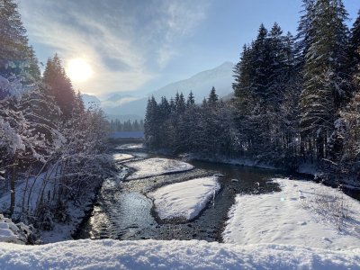 Genießen Sie diesen Blick von einer unserer Loipenbrücken über die Stillach.