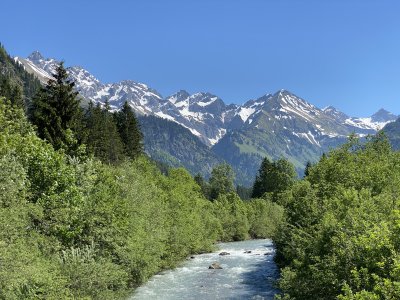 Im Süden von Oberstdorf liegt dieses schöne Tal. Die Stillach macht sich von hier auf den Weg zur Iller, die Kulisse zeigt die Berge des Allgäuer Hauptkammms.