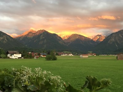 Abends kann man die schönsten Farbenspiele beobachen. Auch das berühmte Alpenglühen bringt Einheimische und Gäste immer wieder zum Staunen.