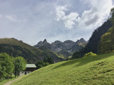 Deutschlands südlichste Siedlung gibt den Blick frei auf die wunderbare Trettachspitze