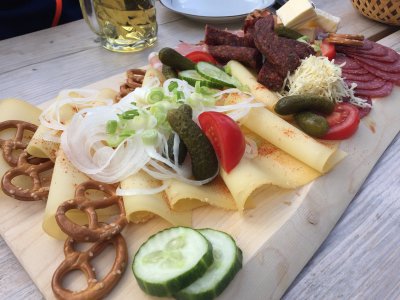Hier die Brotzeit von der Petersalpe im Rappenalptal. Der Zustieg ist von Einödsbach möglich und dauert etwa 45 Minuten auf einem wunderbar abwechslungsreichen Weg. Per E-Bike ist die Petersalpe von Süden her aus dem Rappenalptal erreichbar.