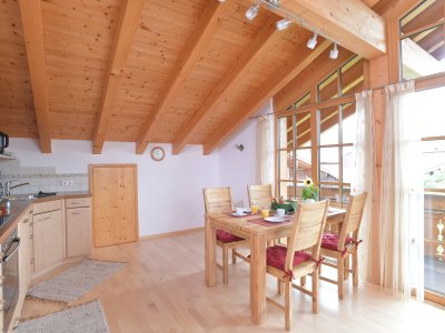 Küche, Essbereich mit Balkon - AlpStern 2