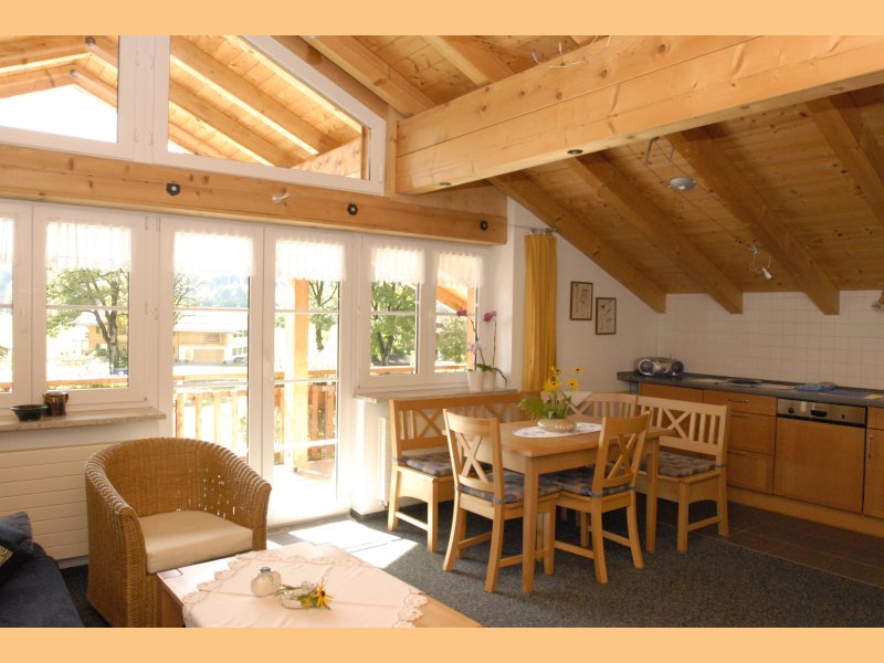 Sehr gemütliches Wohnzimmer mit Essplatz