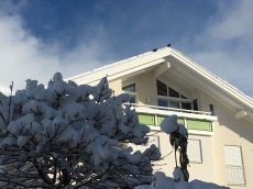 Hausansicht mit Balkon