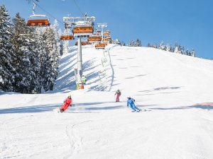 1339104 Skifahren unter dem Weiherkopf-Sessellift in Bolsterlang