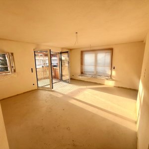 Leerraum in einer Wohnung mit Fensterfront