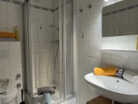 Dusche mit WC und Föhn
