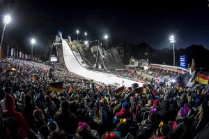 Volles Stadion beim Auftaktspringen der Vierschanzentournee