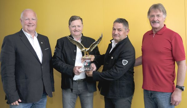 Symbolische Adlerübergabe an den neuen Tournee-Präsidenten