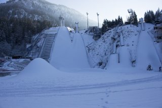 Die Schneeberge im Skisprungstadion