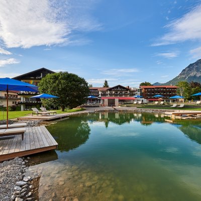 SCHUELES_Gesundheitsresort_und_SPA_Außenansicht_Sommer Außenansicht vom SCHÜLE's Gesundheitsresort und SPA in Oberstdorf im Sommer