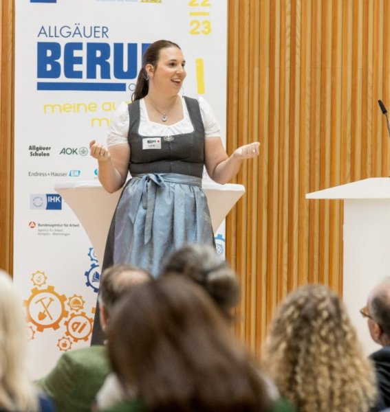 Frau Juliane Rapp vom Hotel König Ludwig hält einen Vortrag