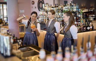 Azubis der Allgäu AzubiTopHotels wird gezeigt, wie ein Cocktail zubereitet wird