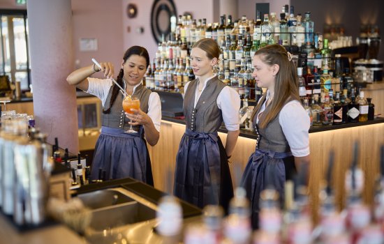 Azubis der Allgäu AzubiTopHotels wird gezeigt, wie ein Cocktail zubereitet wird