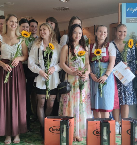 Gruppenbild der AllgäuAzubiAward Gewinner im Jahr 2023