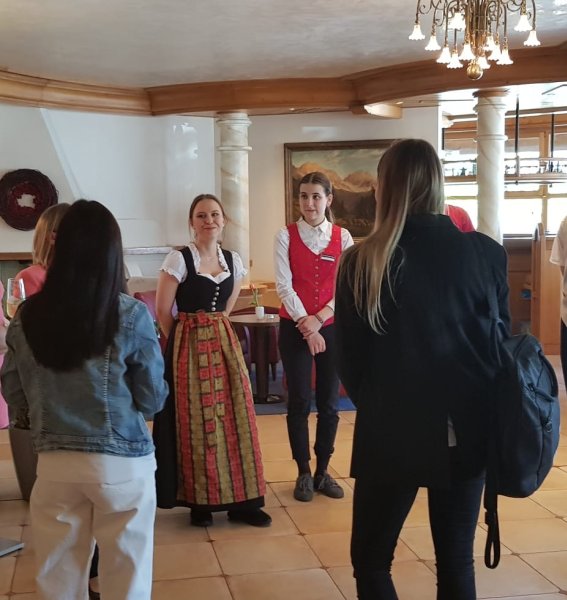 Es sind Mitarbeiter und Azubis des Best Western Plus Hotel Alpenhof zu sehen, die Leute zum Tag der offenen Tür begrüßen
