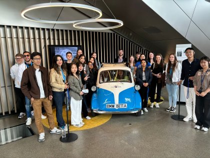 Die Azubis der AzubiTopHotels beim Incentive Trip 2024 in der BMW Welt.