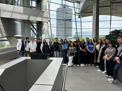 Die Azubis der AzubiTopHotels beim Incentive Trip in der BMW Welt in München.