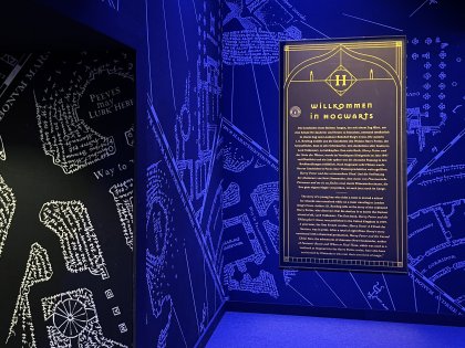 Einblick in die Harry Potter Ausstellung in der Olympiahalle in München beim Incentive Trip 2024 mit den Azubis der AzubiTopHotels.