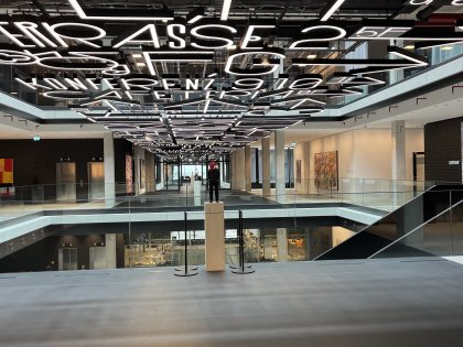 Einblick in das House of Communication in München, während des Incentive Trips 2024 mit den Azubis der AzubiTopHotels.