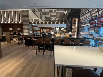 Die Azubis der AzubiTopHotels bekamen einen Einblick in die Bar des Marriott Hotels in München beim Incentive Trip 2024.
